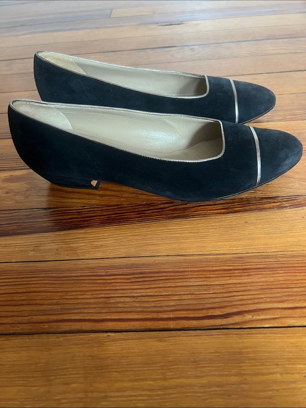Vintage Salvatore Ferragamo Black Suede Low Block Heel Pumps Silver Trim 8B - Picture 4 of 9